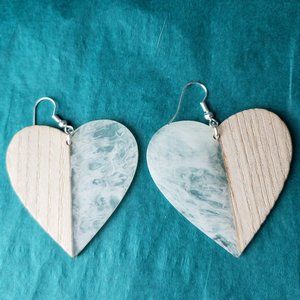 2/10$ NWOT White resin and walnut wood oversized heart earrings